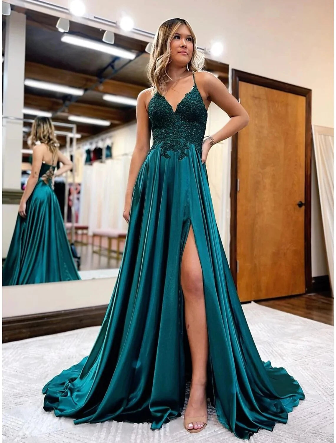 Sleeveless V-neck tulle prom dress with beading appliques