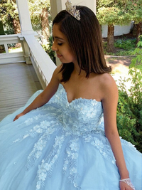 Sleeveless sweetheart ball gown prom dress in tulle with applique detailing