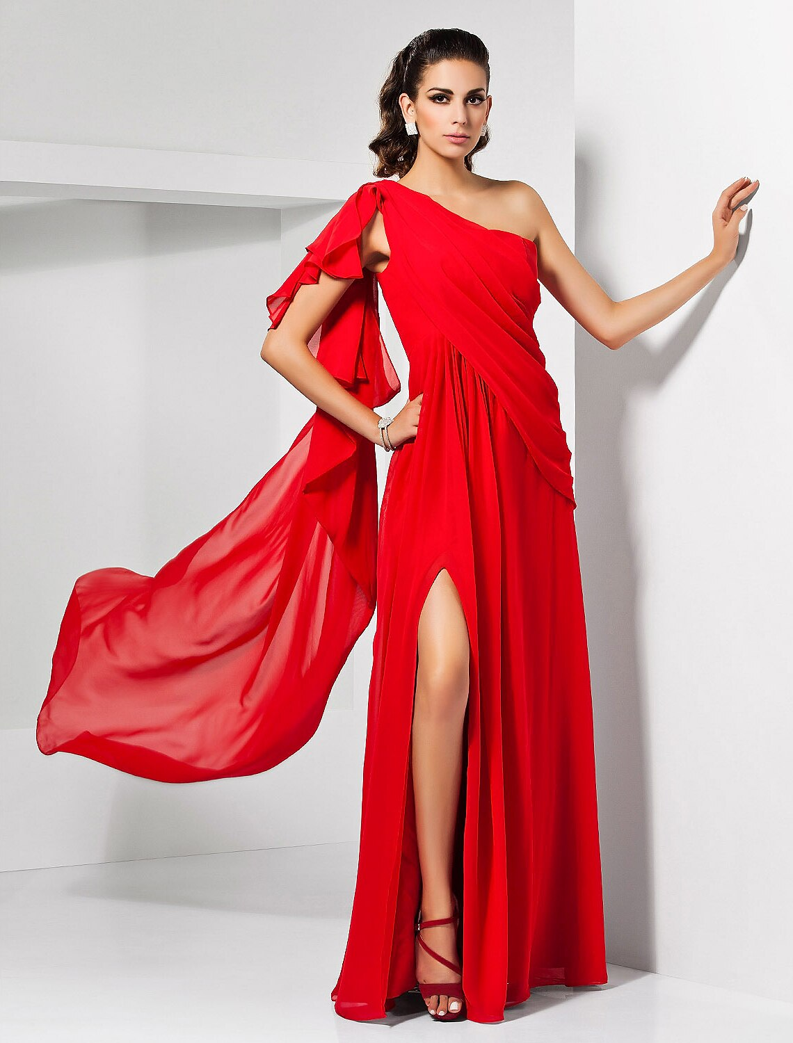 One-shoulder sleeveless chiffon sheath evening dress in floor length with draping and slit