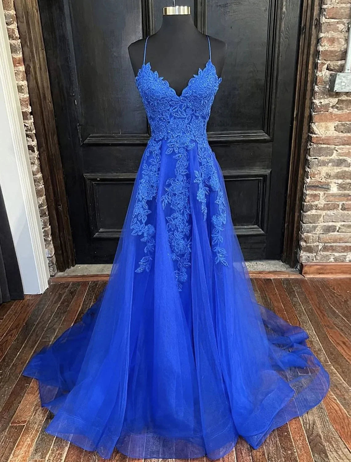 A-line sleeveless V-neck tulle prom dress with beading appliques and court train