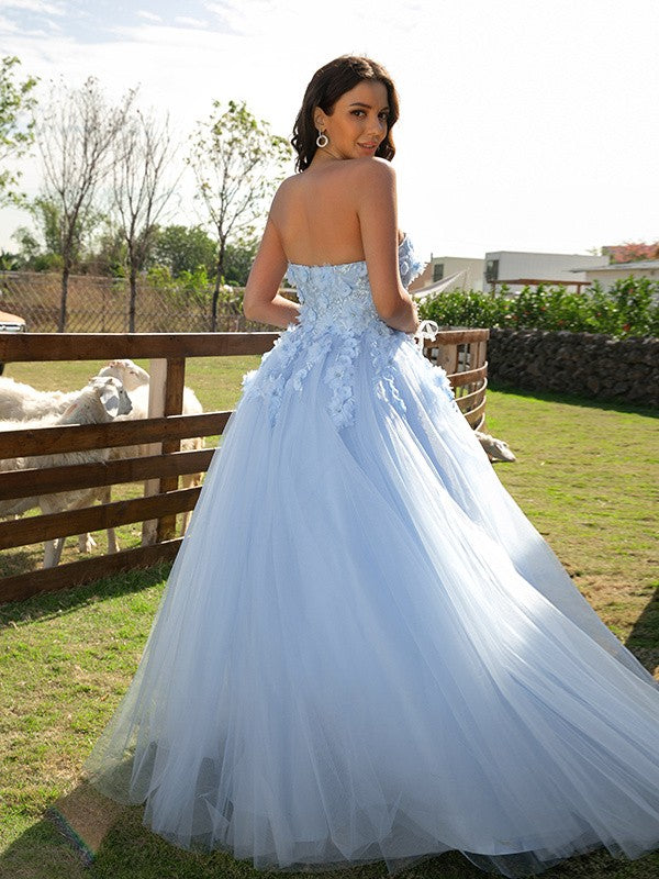 Floor-length tulle ball gown prom dress with sweetheart neckline and applique